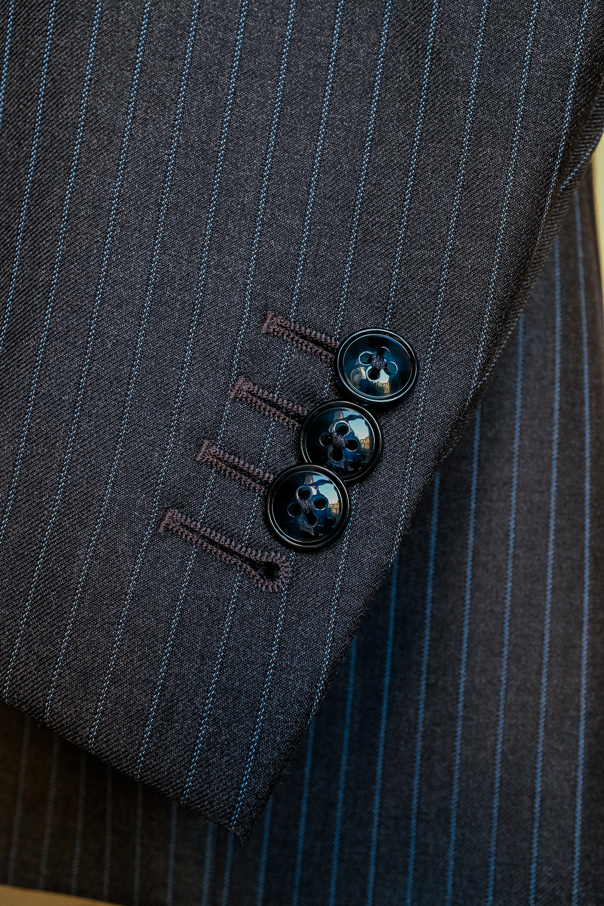 Dettaglio sartoriale dell’abito gessato Scabal The Royal di Andrea Iosa