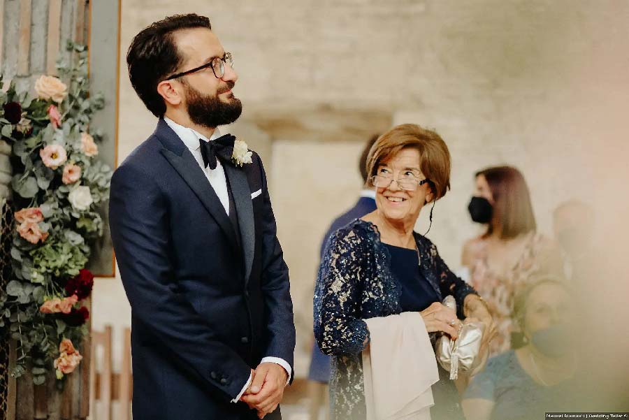 Emanuele in smoking blu petrolio Banderari al matrimonio con Carmen