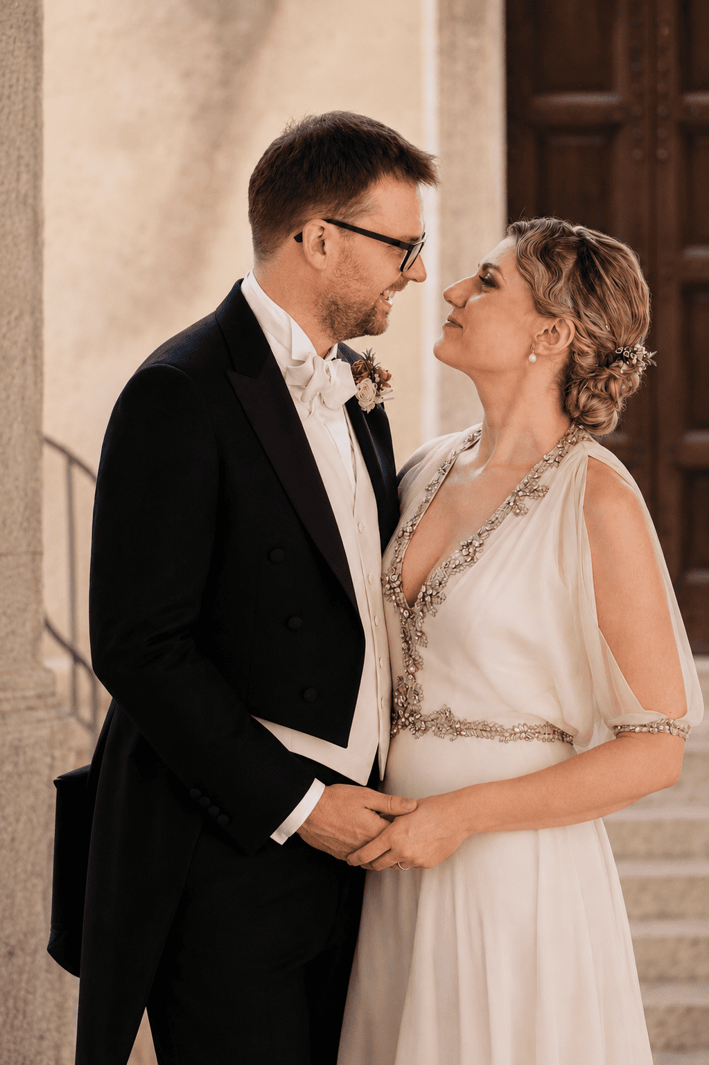 Claudia e Yannick durante il brindisi del loro matrimonio in Umbria