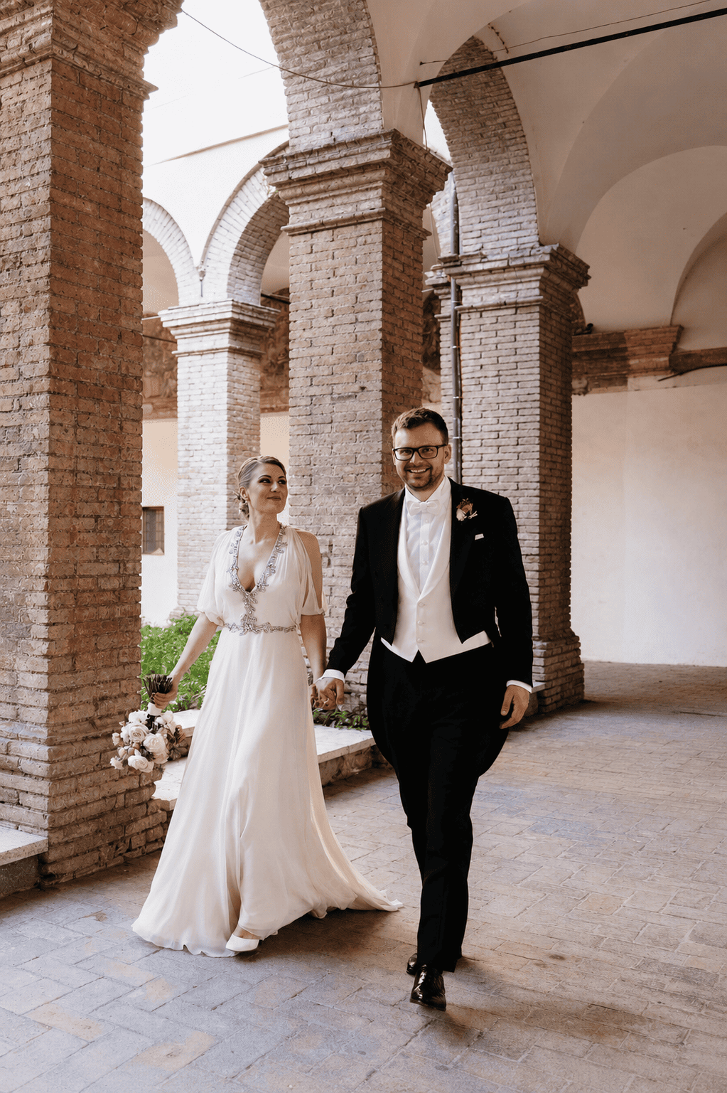 Claudia e Yannick tra le architetture storiche umbre