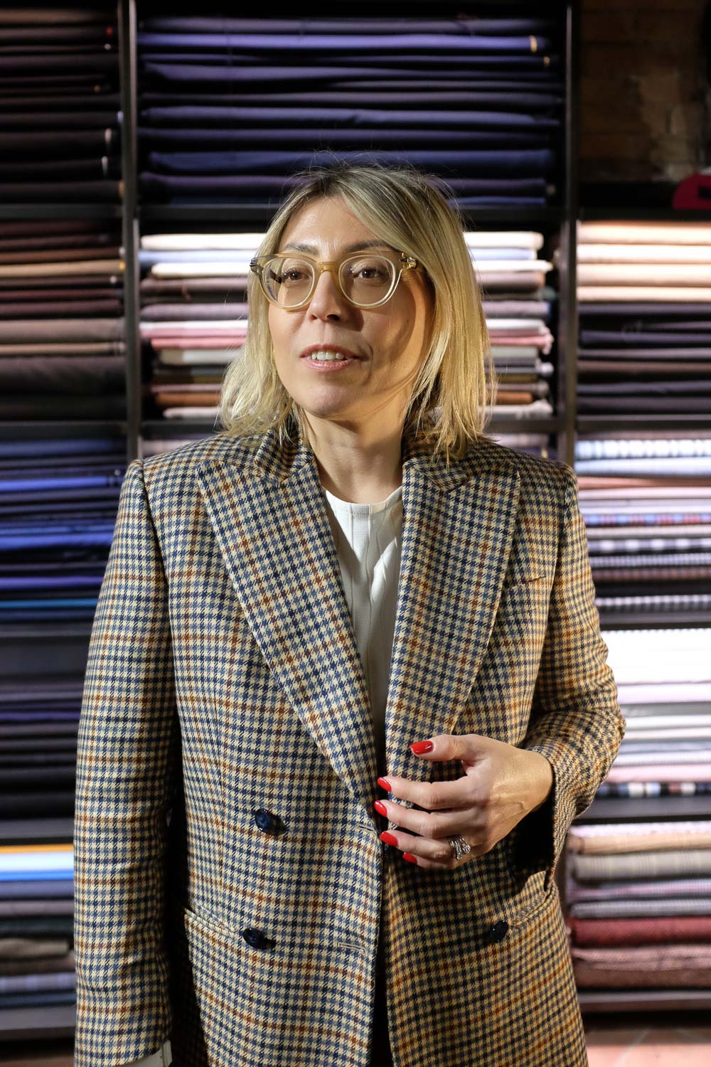 Ritratto di Eleonora Manni con giacca sartoriale doppiopetto Banderari