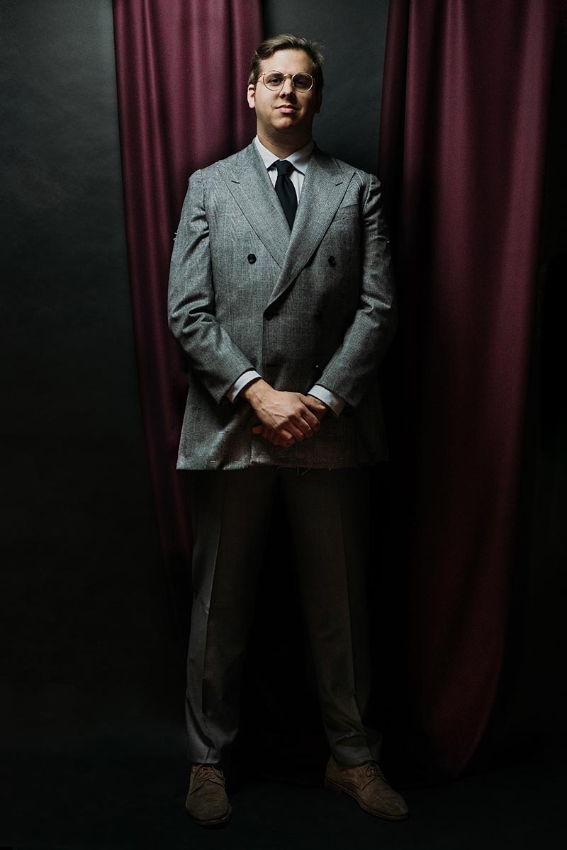Emanuele Lispi con abito doppiopetto grigio Prince of Wales su misura
