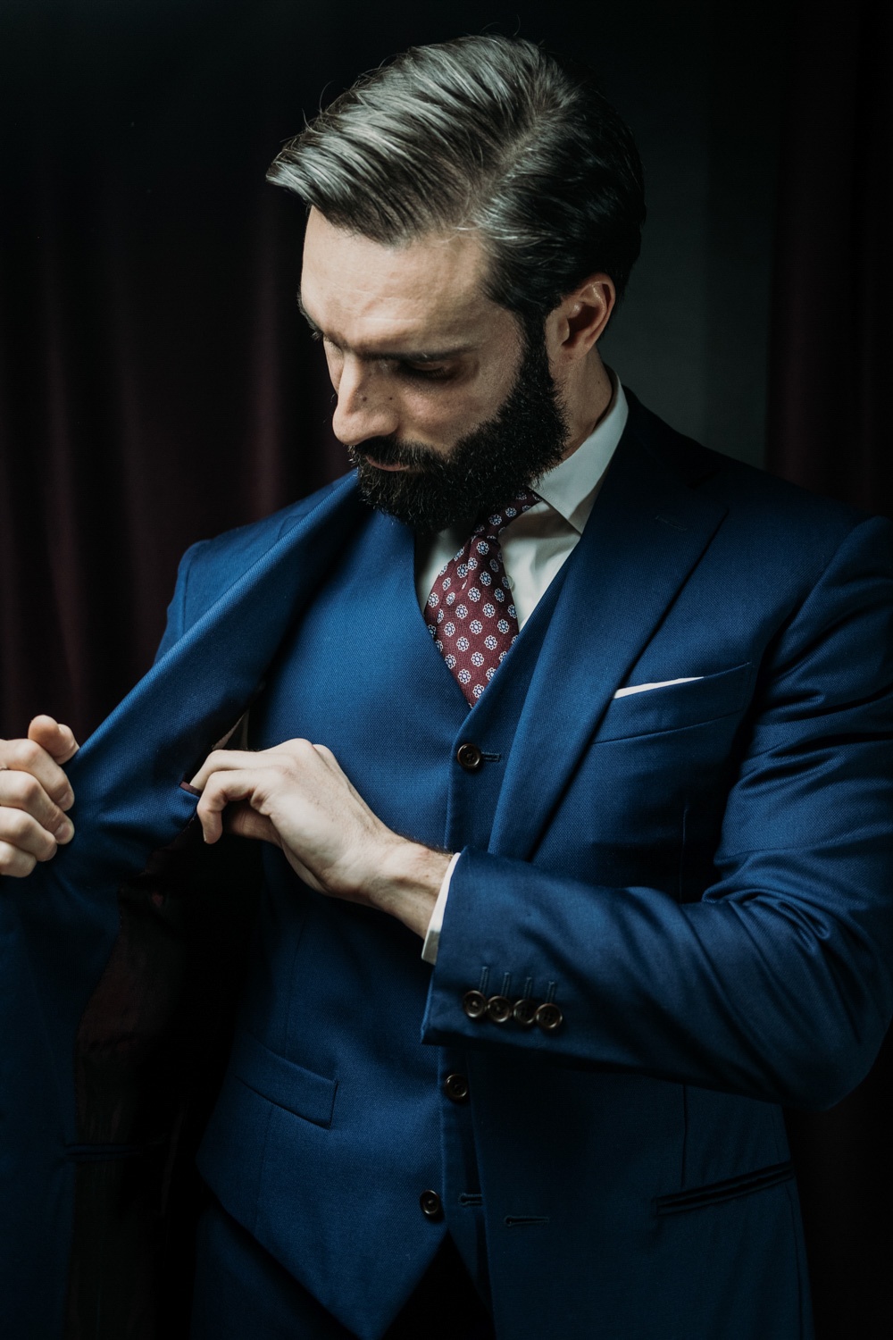 Francesco Cardinali in completo sartoriale blu tre pezzi Banderari