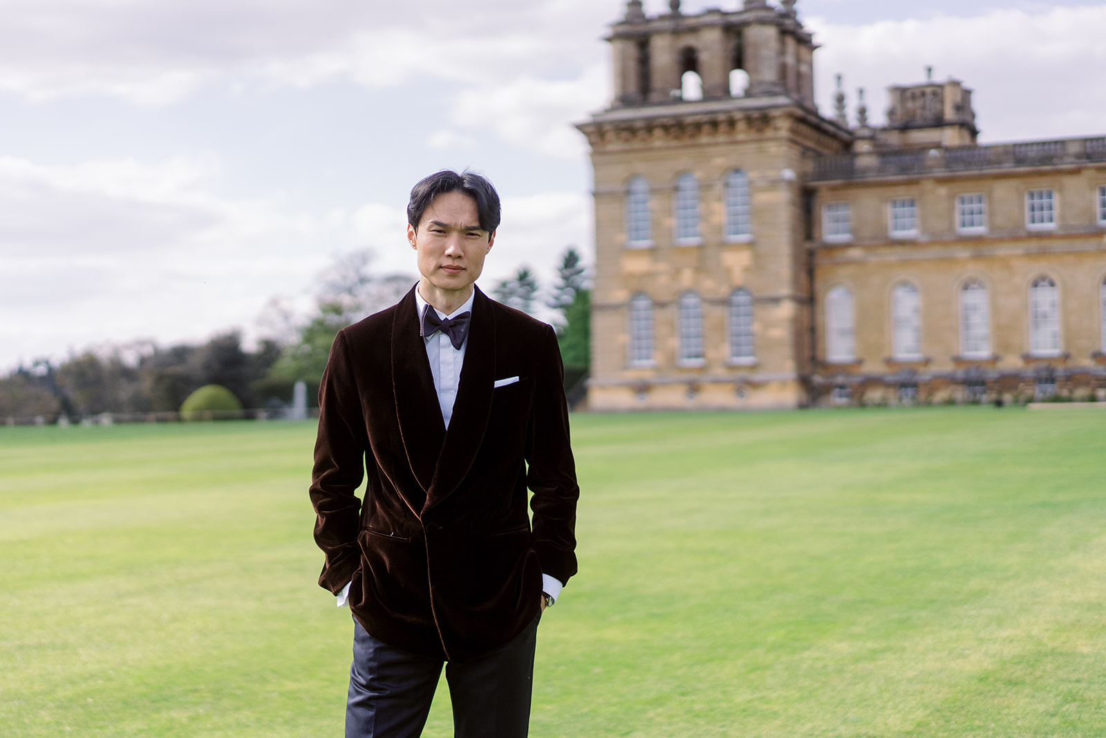 Giacca in velluto Banderari davanti a Blenheim Palace, progetto editoriale WedLuxe
