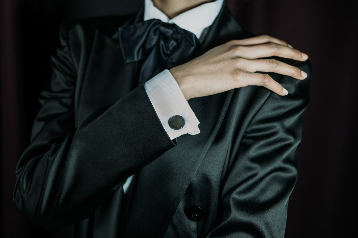 Maninder Kaur Bedi con tuxedo doppiopetto e pantalone palazzo Banderari