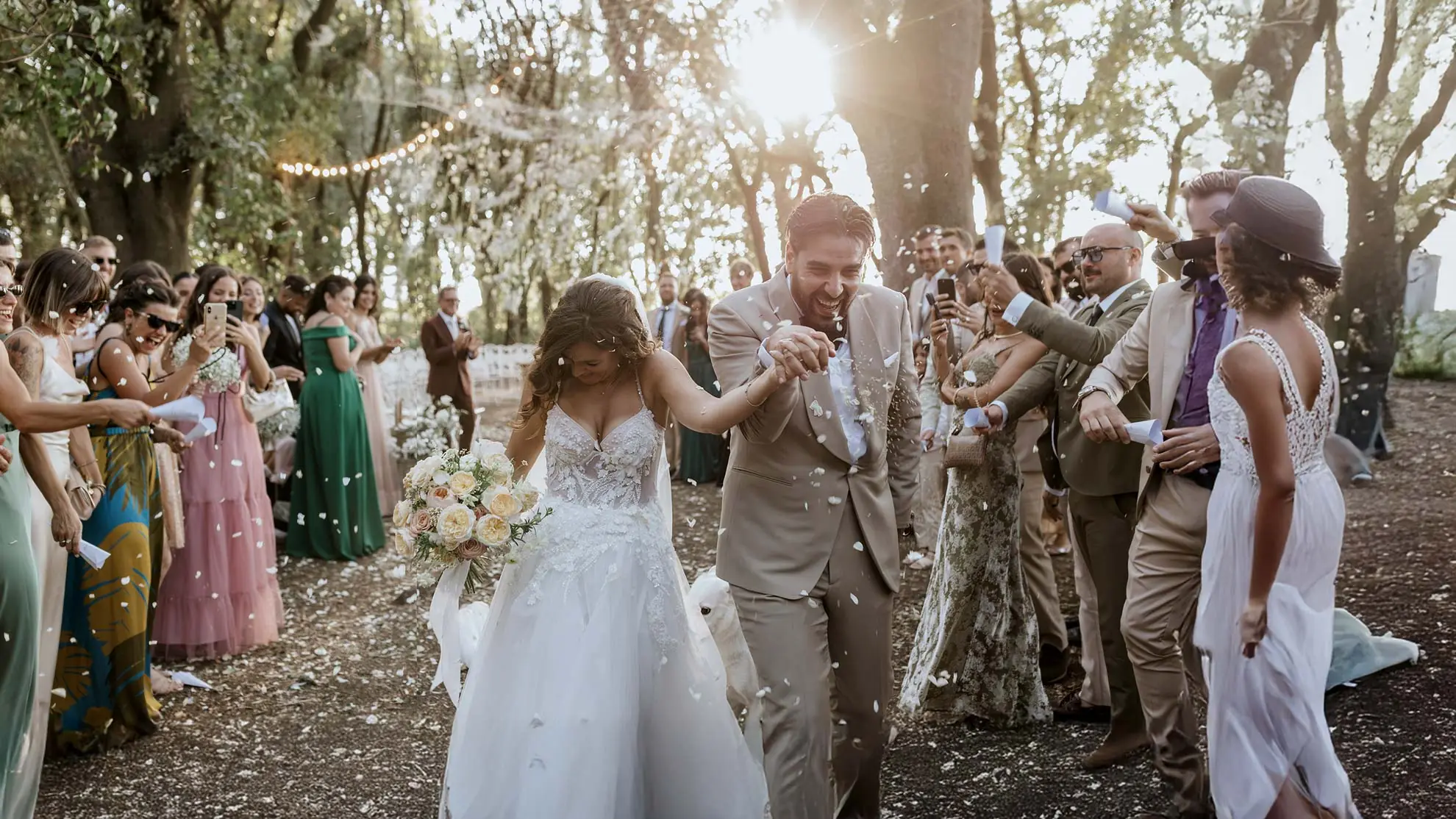 Simone e Chiara festeggiano il matrimonio in Puglia; lui indossa una dinner jacket Banderari color sabbia