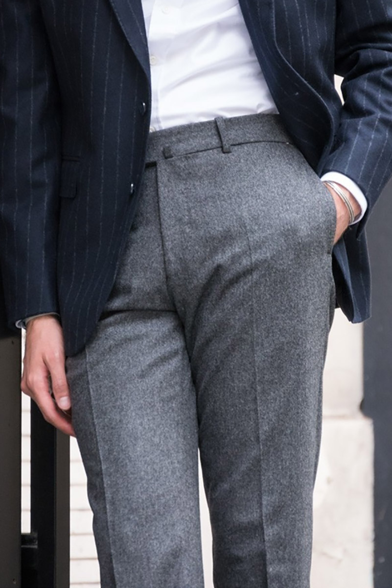 Pantalone sartoriale grigio Banderari indossato con giacca blu