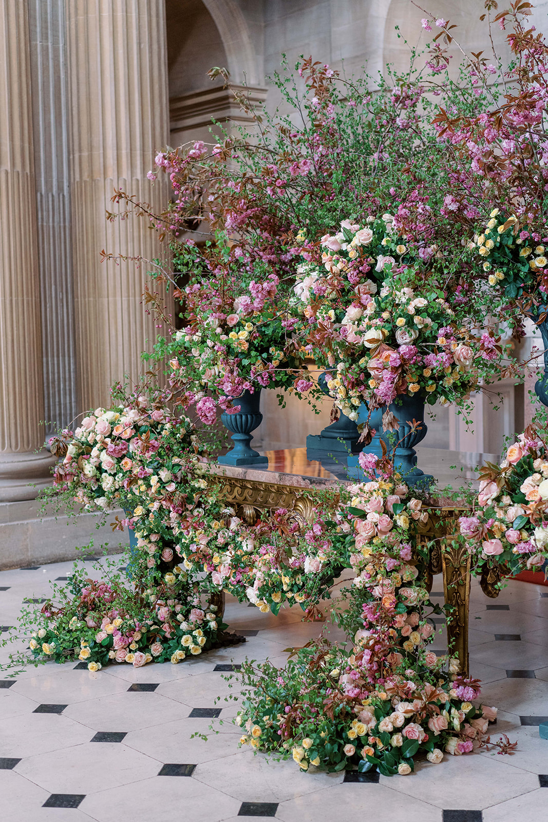 Scena di ricevimento nell’editoriale a Blenheim Palace con secondo outfit Banderari