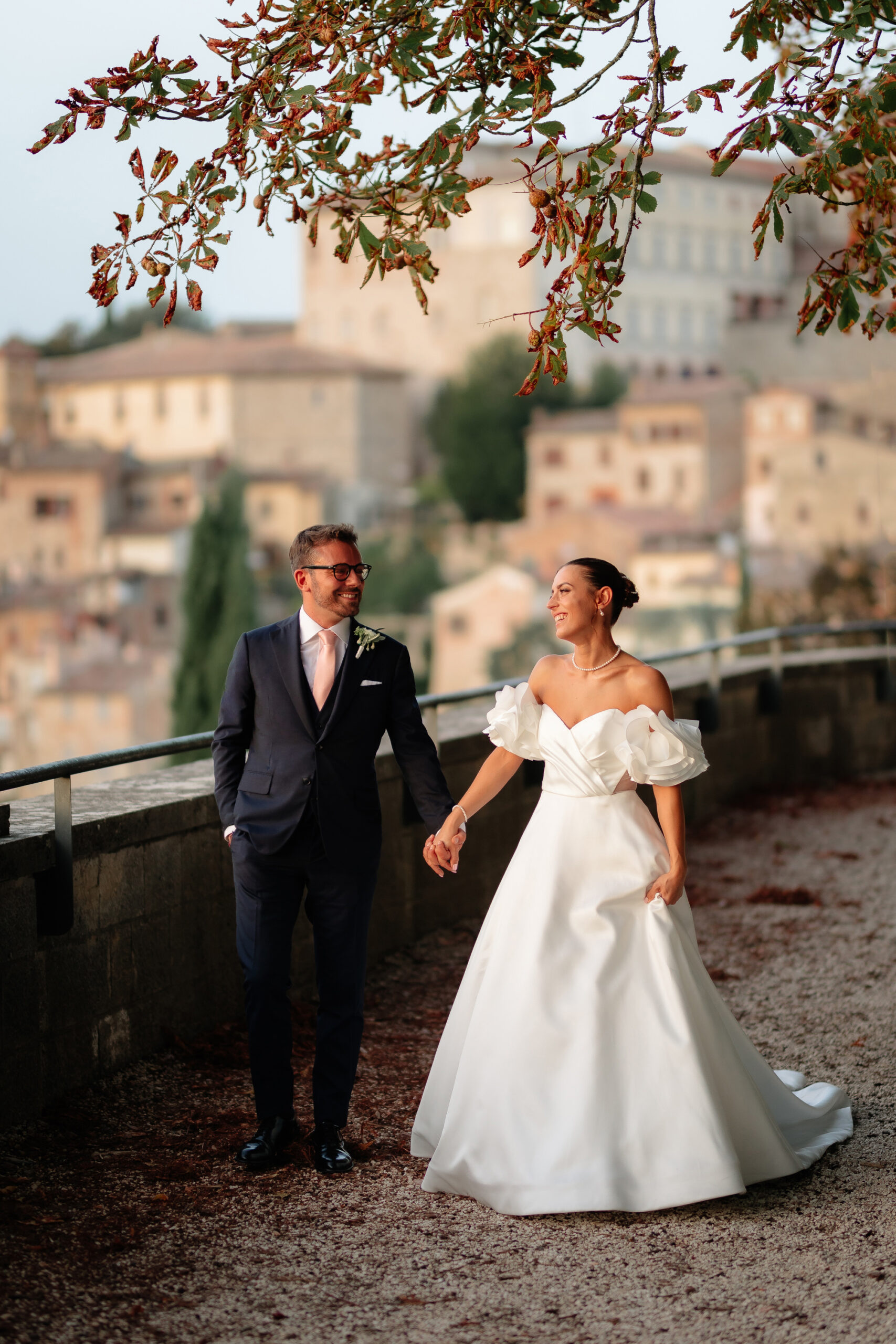 Emanuele e Veronica a Todi, con il borgo umbro sullo sfondo