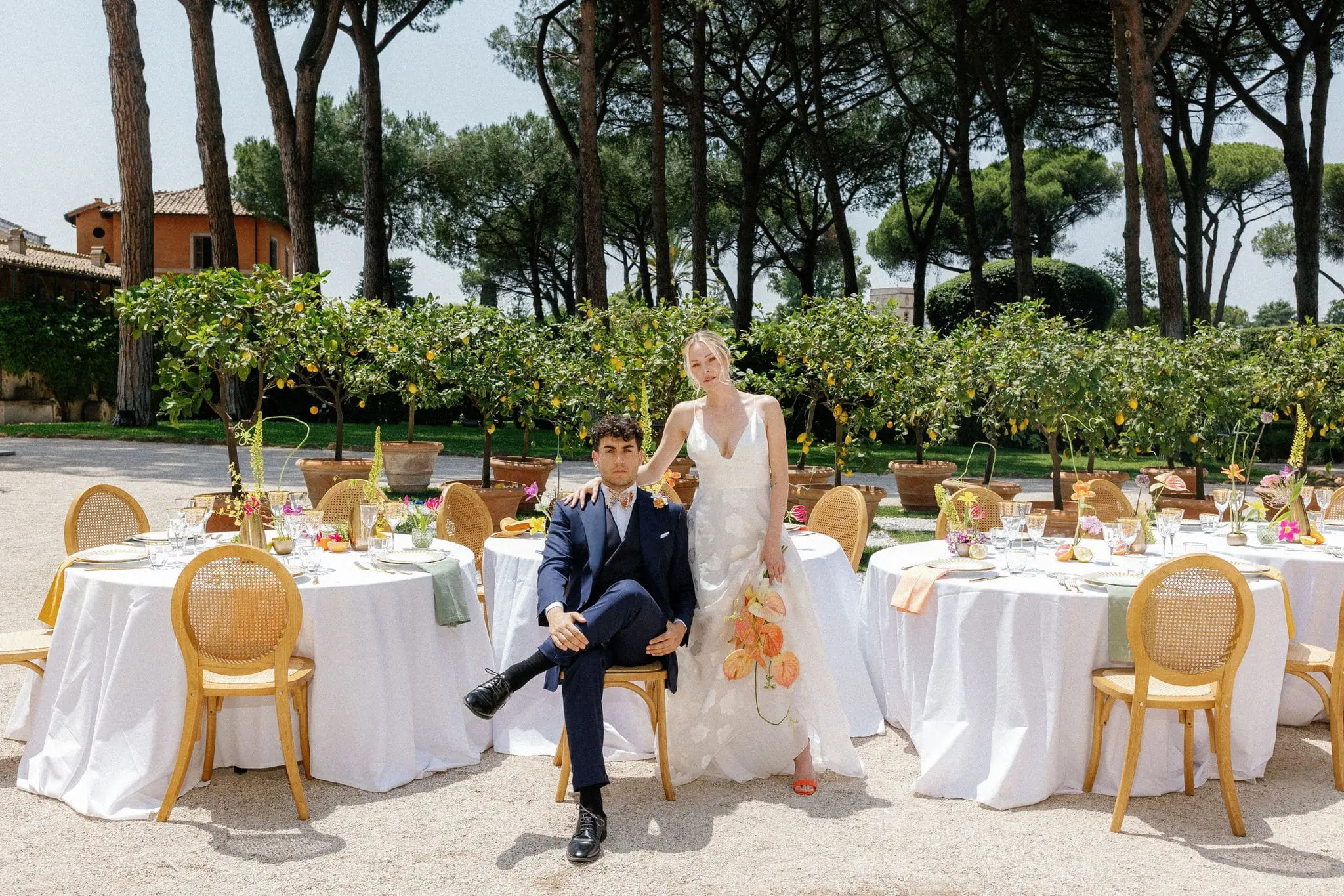 Sposi a Villa Aurelia, Roma, con abito su misura Banderari