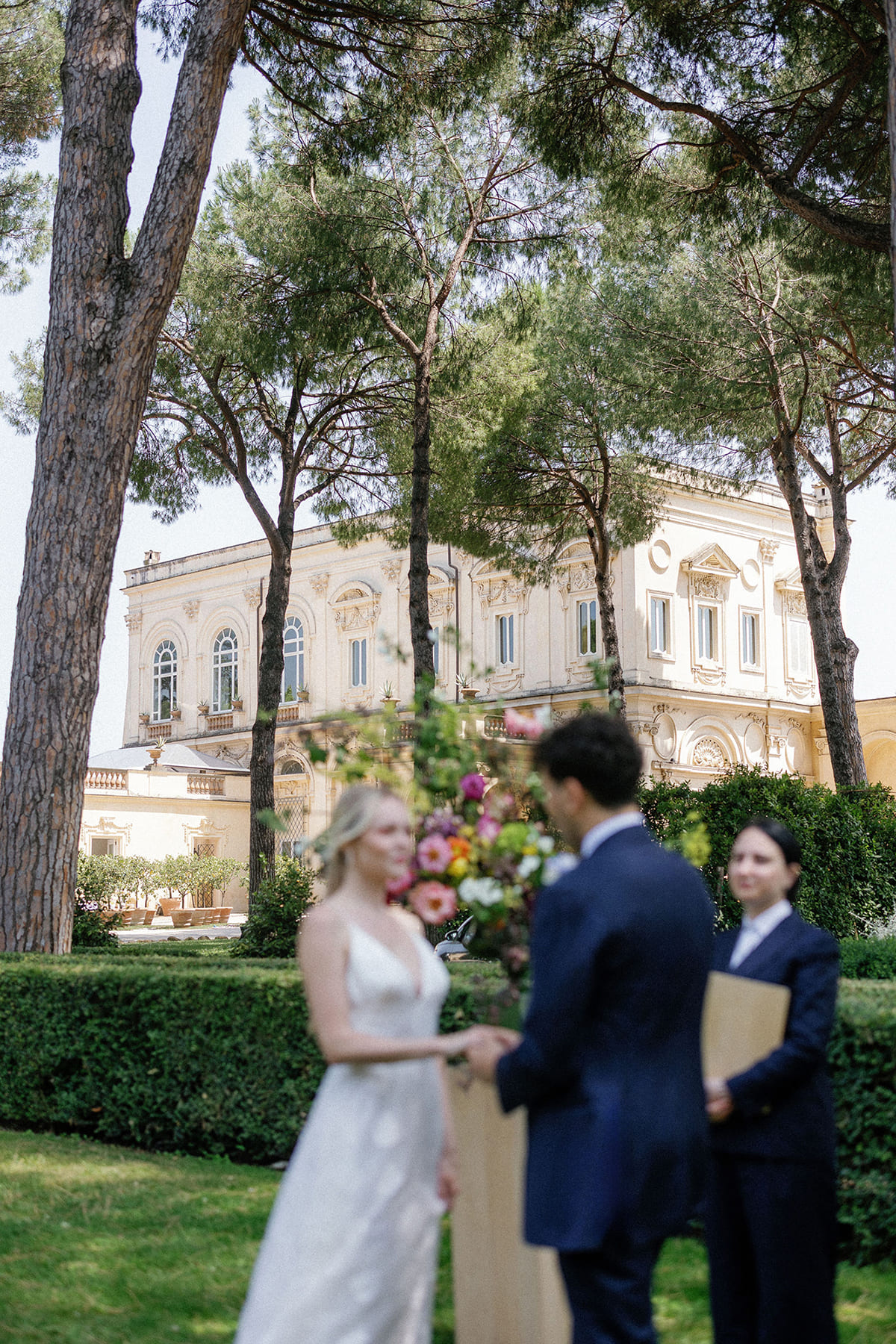 La facciata di Villa Aurelia durante una cerimonia Banderari