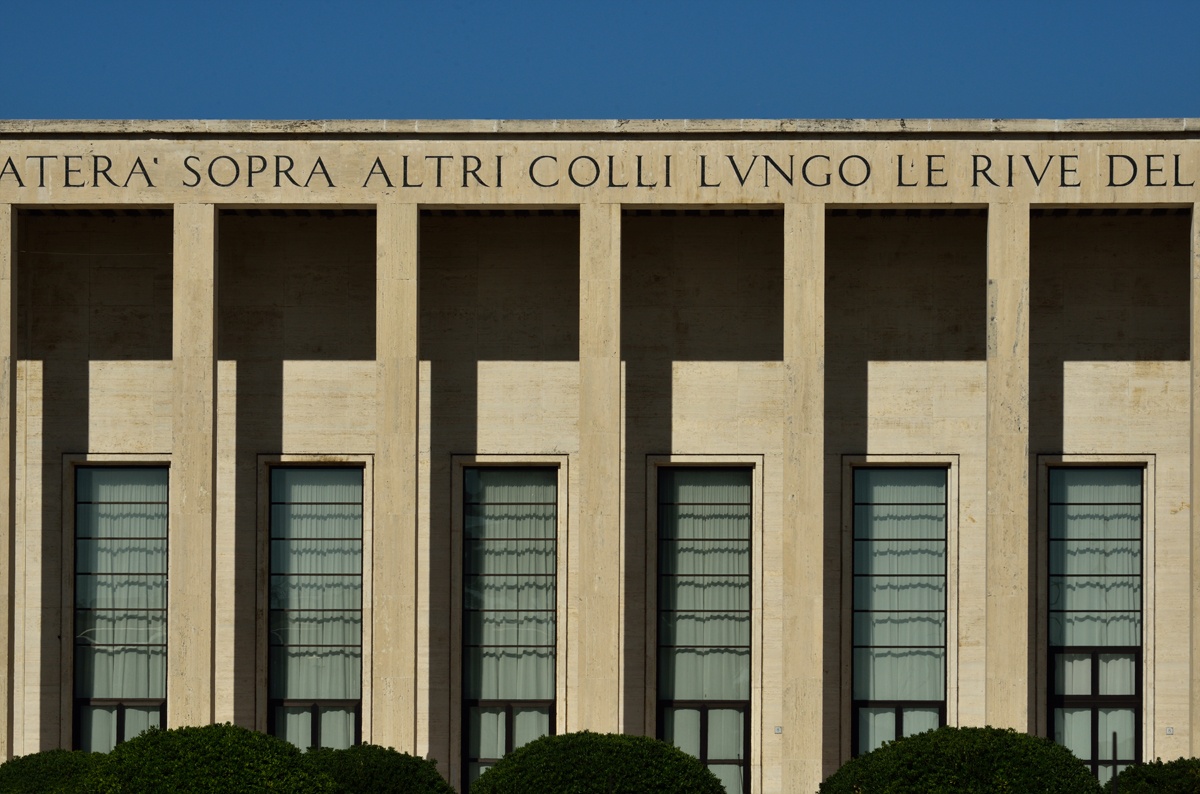 Architettura razionalista dell’EUR a Roma, scenario dell’editoriale The Players Magazine con Banderari