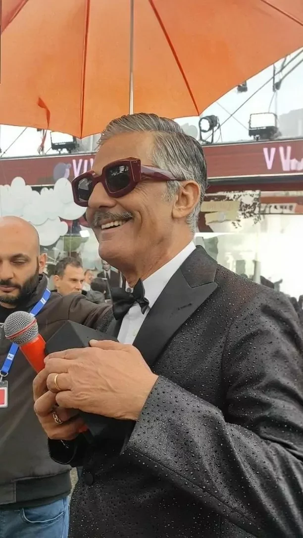 Fiorello con papillon durante un’intervista, archivio Banderari