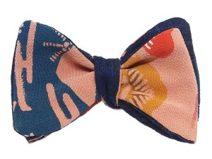 Papillon uomo sartoriale in seta giapponese floreale rosa, blu e senape, farfallino uomo originale Papillon da annodare in seta giapponese fantasia floreale rosa e blu.