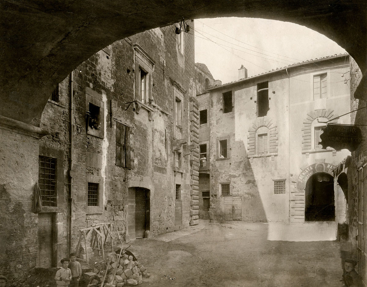 Banderari Terni è una elegante boutique all'interno di un locale storico nel centro di Terni in Umbria