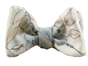 Papillon uomo sartoriale in seta giapponese da kimono vintage. Papillon da annodare con lavorazione in rilievo della fantasia floreale avorio