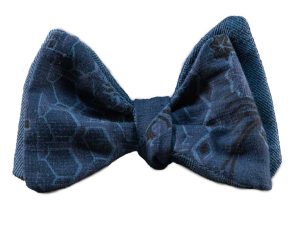 Papillon uomo da annodare blu ricavata da un kimono degli anni '60. Farfallino uomo particolare con fantasia ispirata a temi giapponesi.