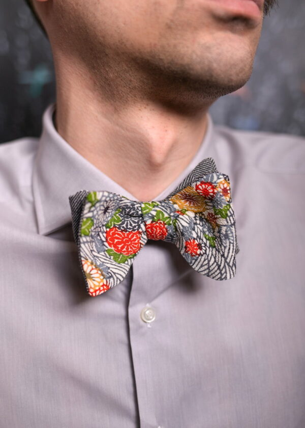 Tailoring bow tie for men - Japanese silk made from a vintage kimono with a grey floral pattern 100% Made in Italy