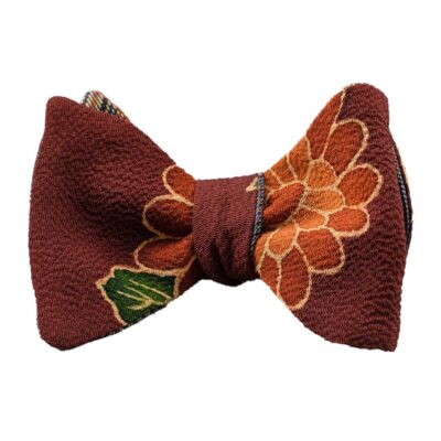 Papillon uomo sartoriale in seta giapponese rosso bordeaux floreale ricavata da kimono degli anni '60. Papillon da annodare rosso particolare