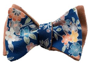 Papillon uomo sartoriale in seta ricavata da un kimono vintage. Papillon da annodare blu fantasia floreale. Farfallino uomo particolare