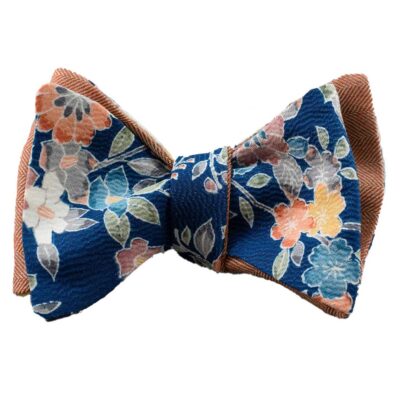 Papillon uomo sartoriale in seta ricavata da un kimono vintage. Papillon da annodare blu fantasia floreale. Farfallino uomo particolare