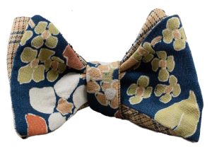 Papillon uomo floreale blu verde arancione da annodare in seta giapponese ricavata da un kimono vintage. Farfallino uomo fantasia floreale.