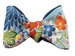 Papillon uomo da annodare a fiori realizzato con seta di un kimono vintage. Farfallino uomo dai motivi esuberanti e dai colori allegri.