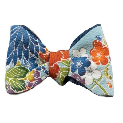 Papillon uomo da annodare a fiori realizzato con seta di un kimono vintage. Farfallino uomo dai motivi esuberanti e dai colori allegri.