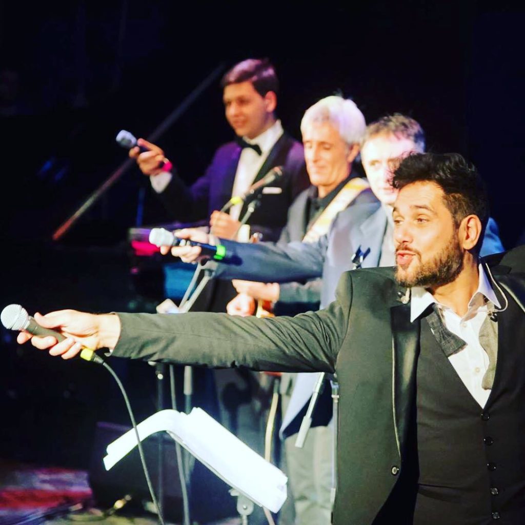 Attilio Fontana in scena con papillon slacciato