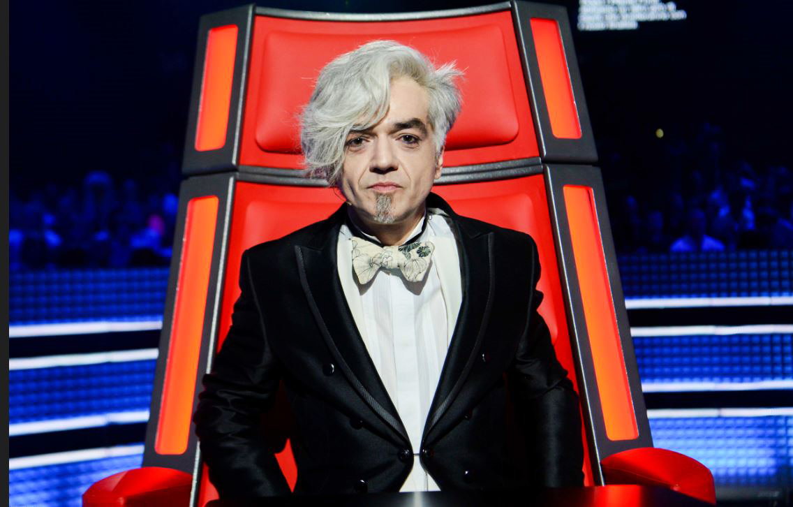 Morgan con papillon Banderari a The Voice of Italy