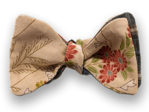 Papillon uomo floreale beige da annodare ricavato da un kimono vintage. Farfallino uomo fiori rosso e verde da sposo boho naturalistico