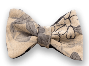 Papillon uomo floreale beige da annodare sartoriale in seta giapponese beige con fantasia floreale grigio. Farfallino uomo sposo naturalistico