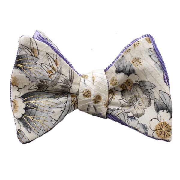 Papillon uomo avorio e oro da annodare realizzato con un pannello di seta giapponese ricavato da un kimono vintage con retro in cashmere viola