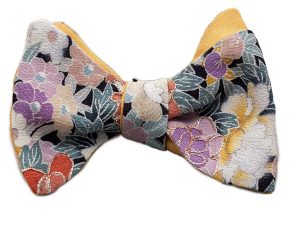Papillon uomo da annodare a fiori nero in seta giapponese ricavata da un kimono vintage. Farfallino uomo da cerimonia particolare