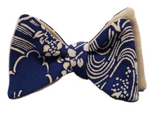Papillon uomo da annodare blu in seta giapponese ricavata da un kimono vintage. Elegante papillon originale floreale. Farfallino uomo a fiori