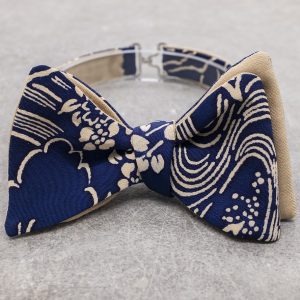 Papillon da uomo sartoriale da annodare - Seta giapponese ricavata da un kimono vintage floreale blue e crema - Farfallino da cerimonia 100% Made in Italy papillon di lusso
