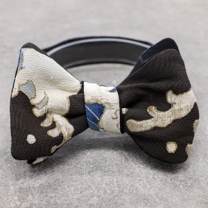 Papillon da uomo sartoriale da annodare - Seta giapponese ricavata da un kimono vintage nero con onda bianco blu- Farfallino da cerimonia 100% Made in Italy