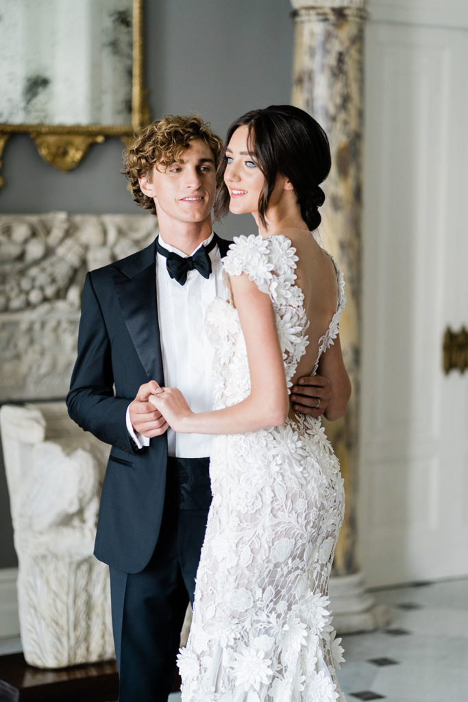 Uno sposo con un abito sartoriale e un papillon cerimonia nero nella location di Villa Astor a Sorrento