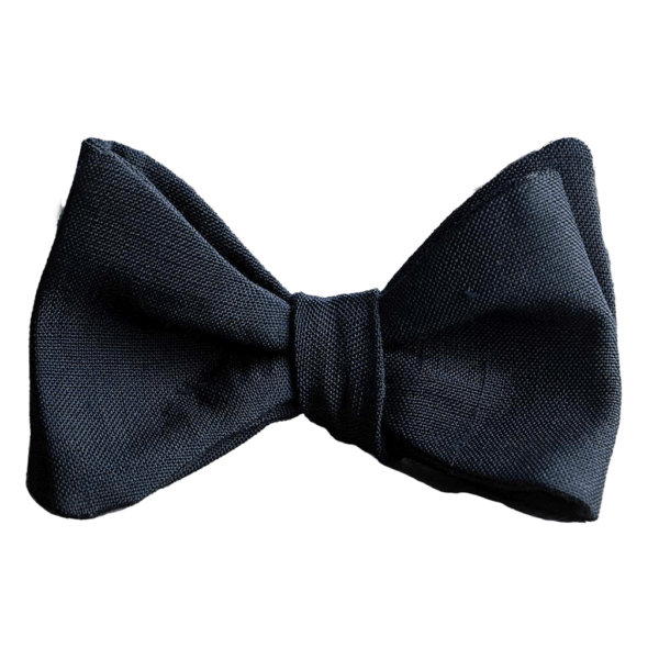 Papillon uomo di lusso in seta Doppione da annodare realizzato in tessuto Scabal. Farfallino uomo da annodare blu scuro da cerimonia elegante