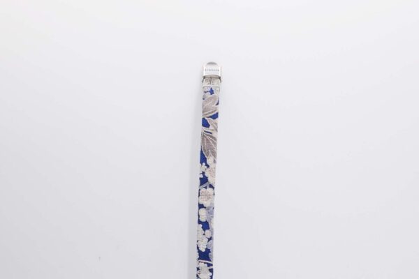 Braccialetto B Band Shibusa realizzato con una esclusiva seta giapponese blu fantasia floreale sakura ciliegio rosa