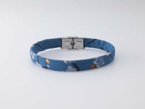 Braccialetto B Band Shibusa realizzato con una esclusiva seta giapponese azzurro floreale sakura ciliegio arancio blu e giallo