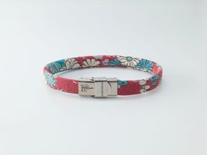 Braccialetto B Band Shibusa realizzato con una esclusiva seta giapponese rosso fantasia floreale bianco e azzurro