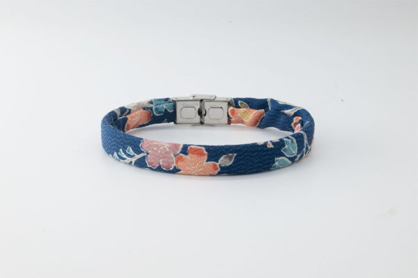 Braccialetto B Band Shibusa realizzato con una esclusiva seta giapponese blu floreale sakura ciliegio rosa azzurro giallo e verde
