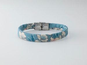 Braccialetto B Band Shibusa realizzato con una esclusiva seta giapponese azzurro floreale fiori bianco blu e rosa