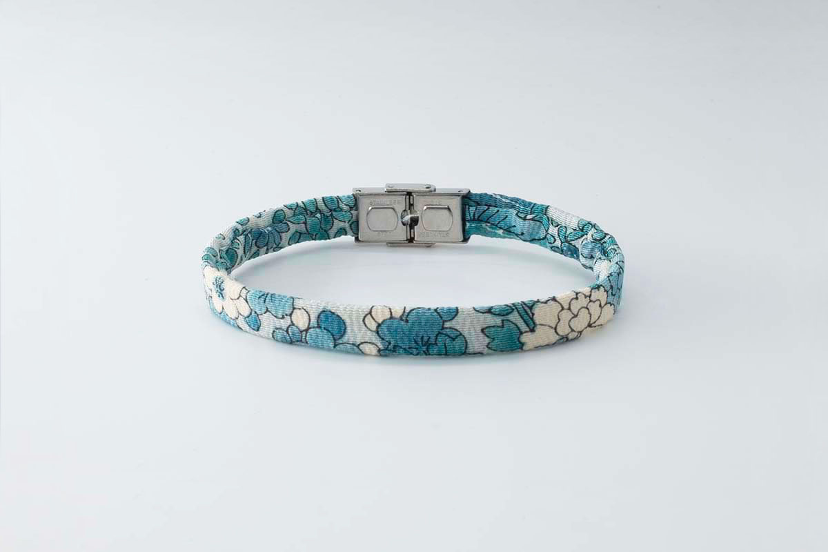 Braccialetto B Band Shibusa realizzato con una esclusiva seta giapponese azzurro paesaggio floreale fiori bianco e celeste