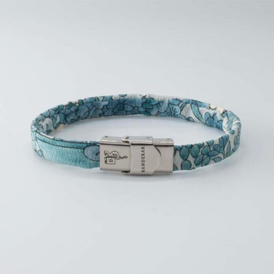 Braccialetto B Band Shibusa realizzato con una esclusiva seta giapponese azzurro paesaggio floreale fiori bianco e celeste