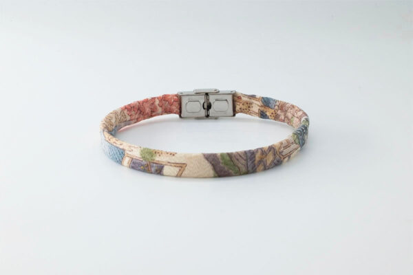 Braccialetto B Band Shibusa realizzato con una esclusiva seta giapponese paesaggio beige, azzurro, rosa, verde e viola