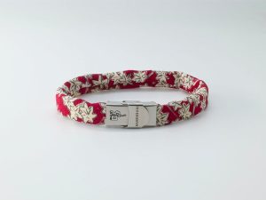 Braccialetto B Band Shibusa realizzato con una esclusiva seta giapponese rosso fantasia floreale fiori bianchi