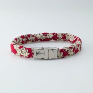 Braccialetto B Band Shibusa realizzato con una esclusiva seta giapponese rosso fantasia floreale fiori bianchi