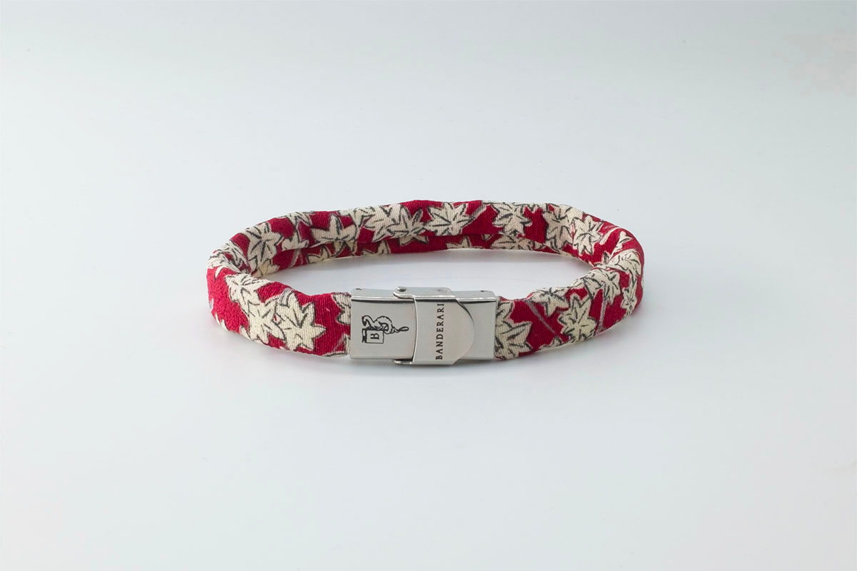 Braccialetto B Band Shibusa realizzato con una esclusiva seta giapponese rosso fantasia floreale fiori bianchi